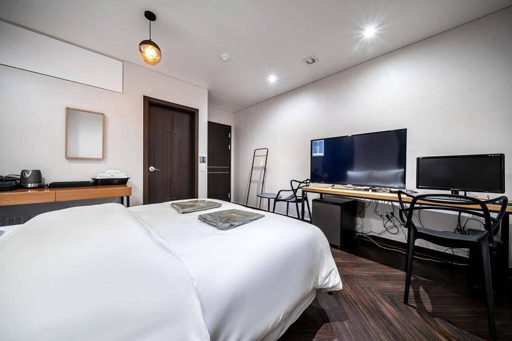 The Hotel Bon Suwon Buitenkant foto