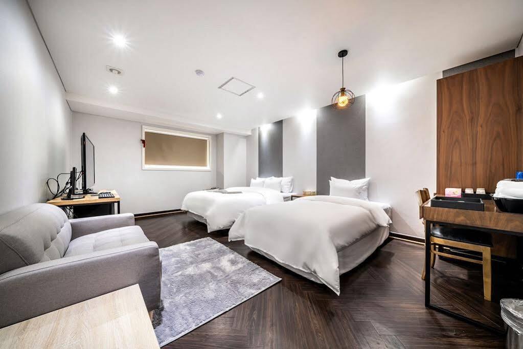The Hotel Bon Suwon Buitenkant foto