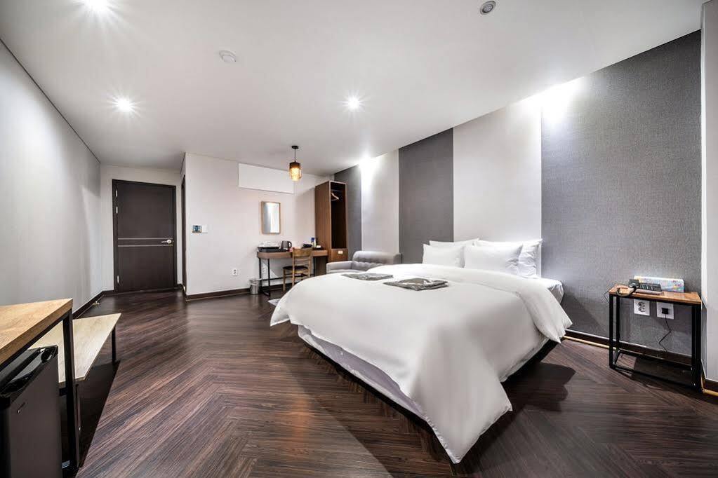 The Hotel Bon Suwon Buitenkant foto